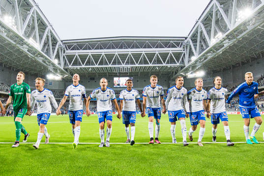 Norrköpings spelare jublar med lagkamrater