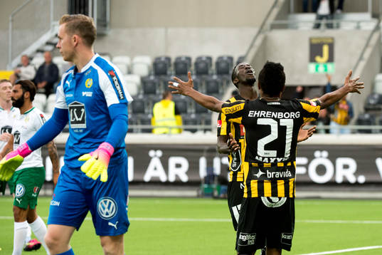 Häckens Demba Savage och Nasiru Mohammed jublar