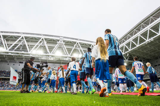 Djurgårdens och Norrköpings spelare gör entré på Tele2