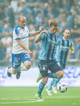 Norrköpings Daniel Sjölund i kamp om bollen med