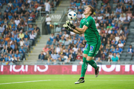 Norrköpings målvakt Andreas Vaikla fångar en boll