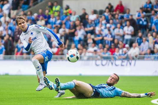 Norrköpings Christoffer Nyman i kamp om bollen med
