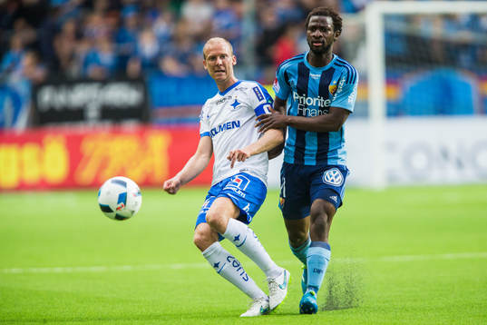 Norrköpings Andreas Johansson i kamp om bollen med
