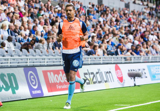 Djurgårdens Mathias Ranegie värmer upp vid sidan av planen