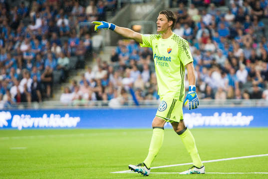 Djurgårdens målvakt Kenneth Höie gestikulerar