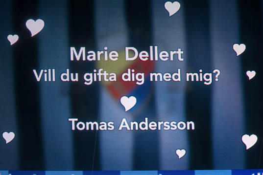Ett meddelande med ett frieri på ljustavlan på Tele2 Arena