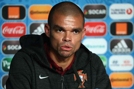 I denna handout-bild från UEFA ses Pepe