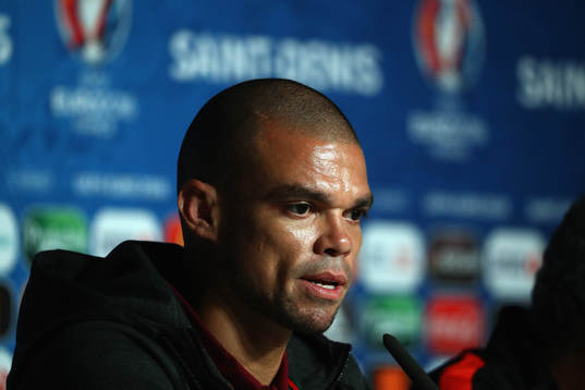 I denna handout-bild från UEFA ses Pepe