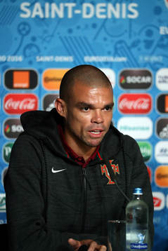 I denna handout-bild från UEFA ses Pepe