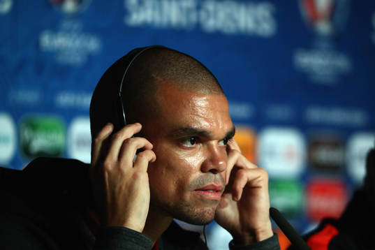 I denna handout-bild från UEFA ses Pepe