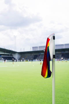 En regnbågsfärgad hörnflagga inne på Gavlevallen
