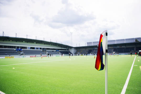 En regnbågsfärgad hörnflagga inne på Gavlevallen