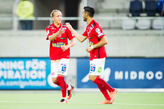 Falkenbergs Jesper Karlsson och Amin Nazari jublar