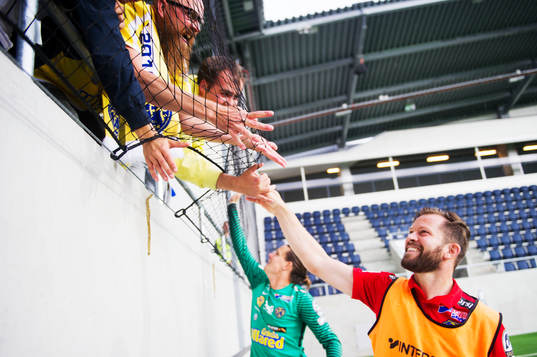 Falkenbergs David Svensson och målvakt Otto Martler tackar