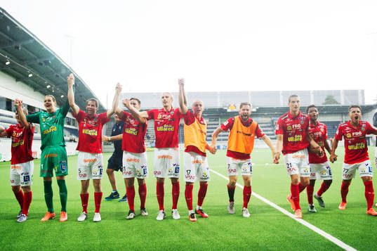 Falkenbergs spelare jublar