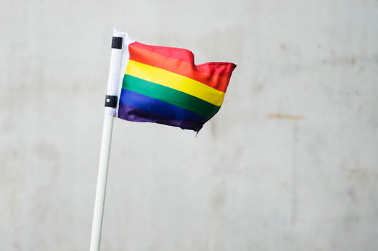 En regnbågsfärgad hörnflagga