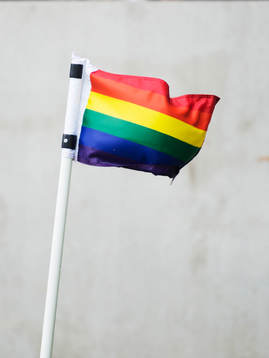 En regnbågsfärgad hörnflagga
