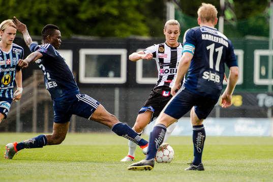 Husqvarnas Ibrahim Koroma och Johan Karlefjärd försöker