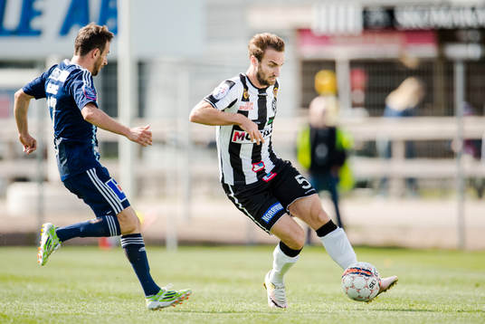 Husqvarnas Samir Agovic försöker ta bollen från