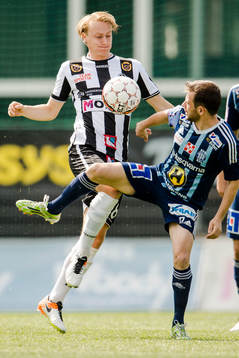 Landskronas Måns Ekvall och Husqvarnas Samir Agovic i