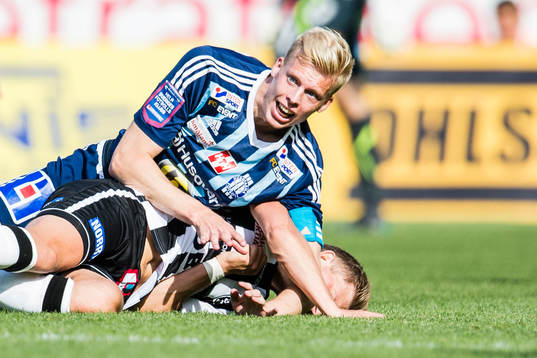 Husqvarnas Kristofer Snarberg kolliderar med Landskronas