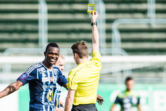 Husqvarnas Ibrahim Koroma får gult kort