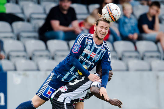 Husqvarnas Edin Hamidovic i duell om bollen med Landskronas