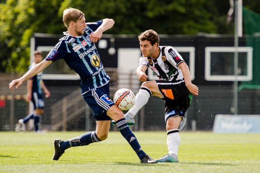 Landskronas Alexander Tkacz skjuter iväg bollen