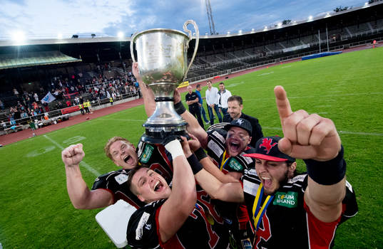Carlstad united spelarna firar guldet med SM bucklan