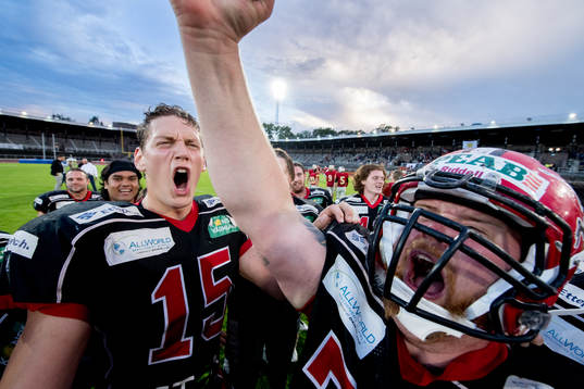 Patrik Nyman och Kristoffer Hellborg firar segern