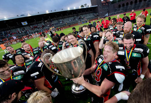 Carlstad united spelarna firar guldet med SM bucklan