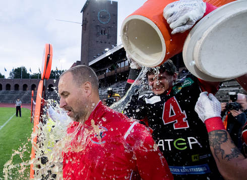 Carlstads head coach Tracey Gere får saftvatten över sig