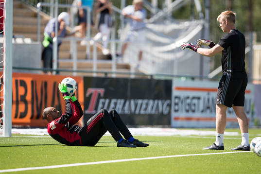 Östersunds målvakt Aly Keita  värmer upp