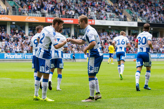 IFK Göteborgs Gustav Engvall firar sitt 1-0 med Emil