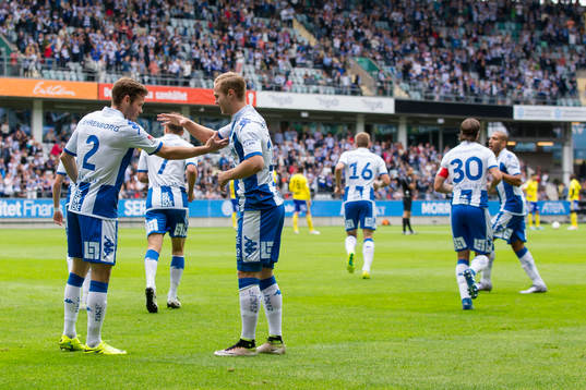 IFK Göteborgs Gustav Engvall firar sitt 1-0 med Emil