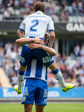 IFK Göteborgs Emil Salomonsson firar sitt 2-0 mål med IFK