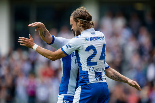 IFK Göteborgs Tom Pettersson jublar och omfamnas av Tobias