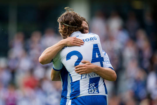 IFK Göteborgs Tom Pettersson jublar och omfamnas av Tobias