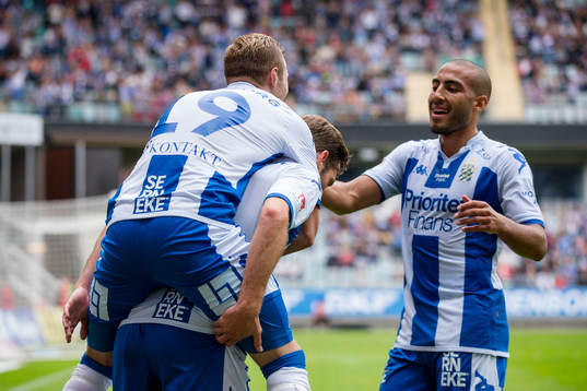 IFK Göteborgs Emil Salomonsson blir omfamnad av Gustav