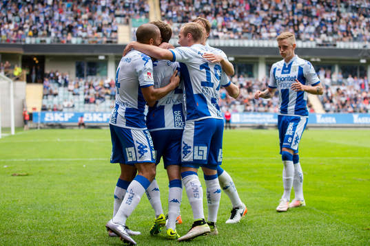 IFK Göteborgs Emil Salomonsson blir omfamnad