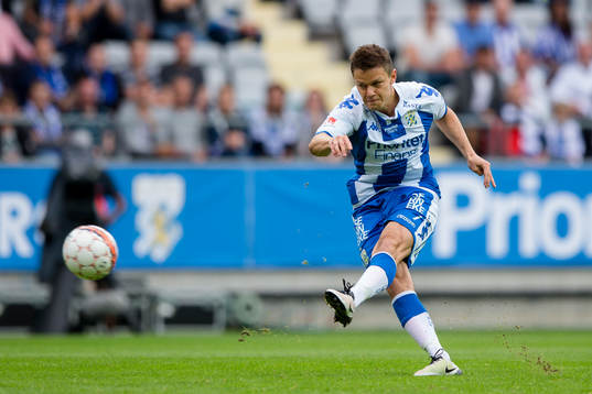 IFK Göteborgs Mads Albeck skjuter ett skott