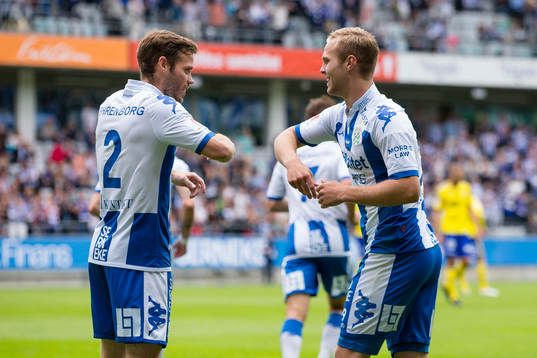 IFK Göteborgs Gustav Engvall firar sitt 1-0 mål ihop med