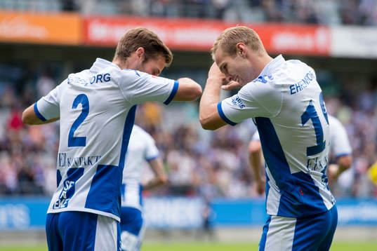 IFK Göteborgs Gustav Engvall firar sitt 1-0 mål ihop med