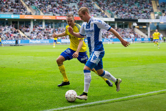 IFK Göteborgs Gustav Engvall före Sundsvalls Marcus