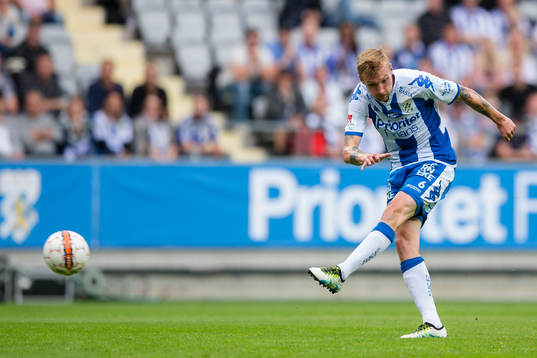 IFK Göteborgs Sebastian Eriksson skjuter ett skott