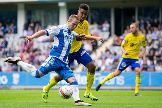 IFK Göteborgs Gustav Engvall skjuter ett skott