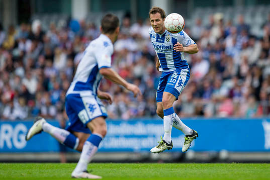 IFK Göteborgs Tobias Hysén nickar bollen till Jakob