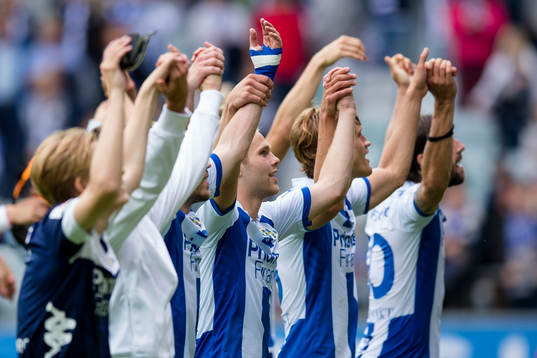 IFK Göteborg, mitten Gustav Engvall, tackar klacken