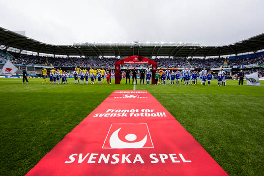 Båda lagen samlade för presentation innan fotbollsmatchen