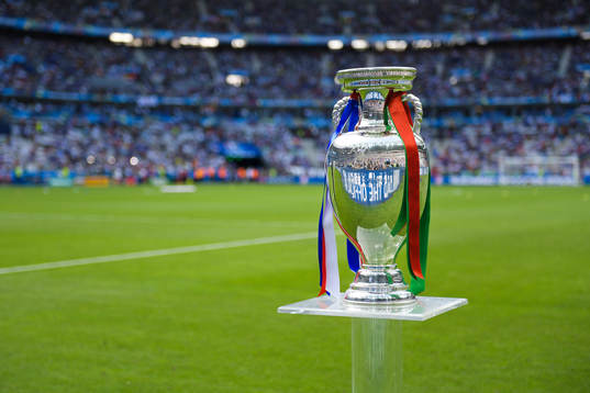 Pokalen före  finalen mellan Portugal och Frankrike